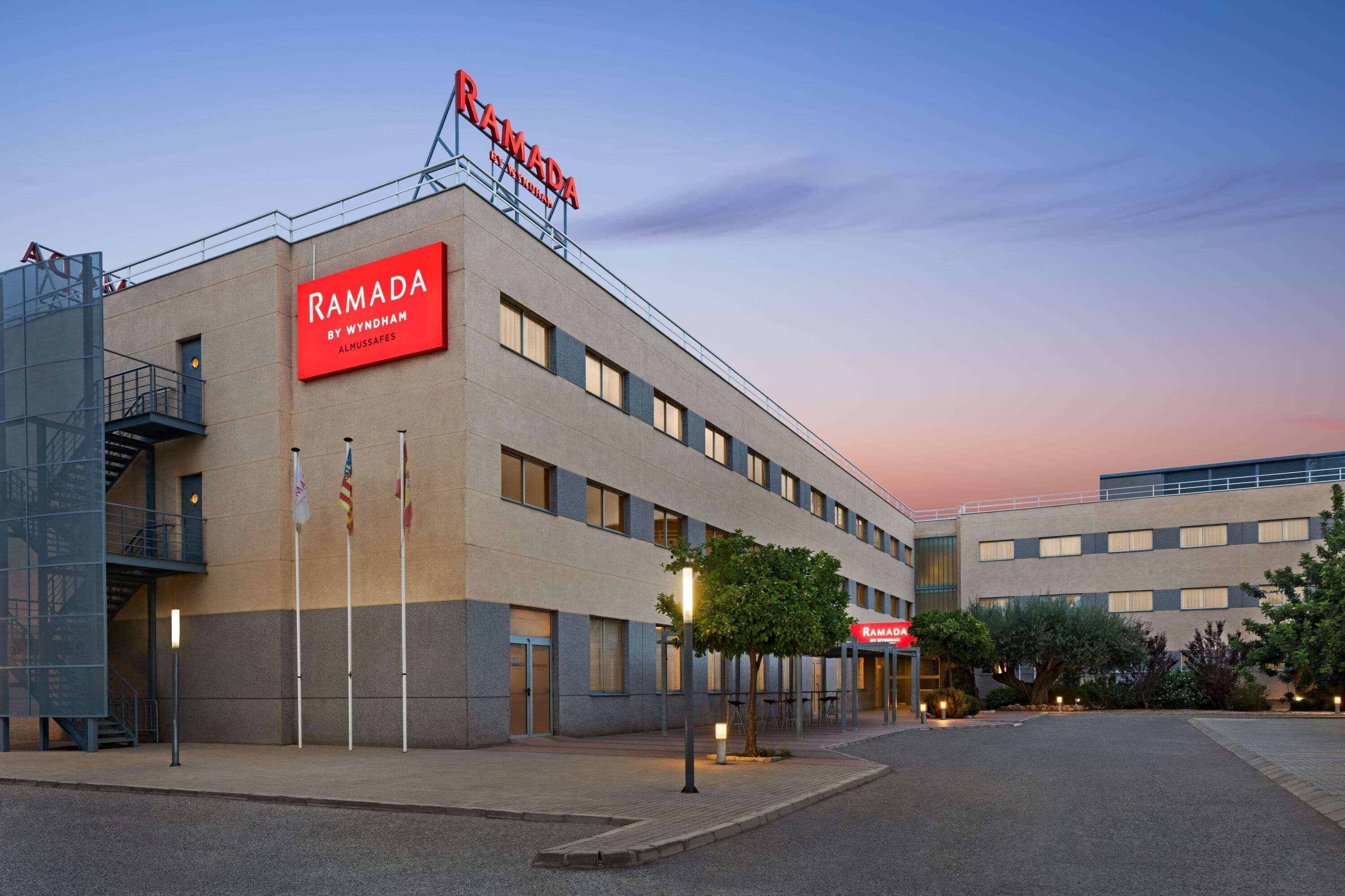 Ramada By Wyndham Valencia Almussafes Hotel Exterior photo